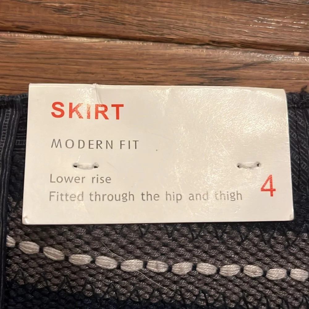 Dalia Collection Modern Fit Mini Skirt with Belt Size 4 - Picture 9 of 11